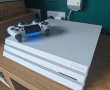 PS4 Pro 1TB White