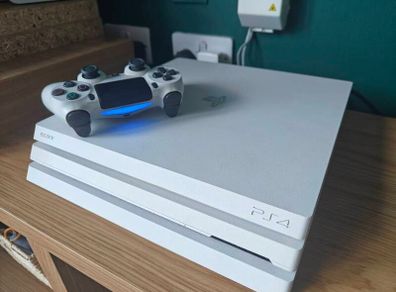 PS4 Pro 1TB White
