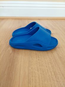 Plain blue sliders (Size UK12/EU30)