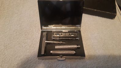 Gilette TRAC II, G2, GII, PII Vintage small travel shaving razor in chromed metal case