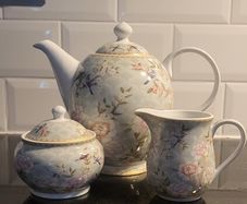 Teapot, sugar bowl & milk jug set