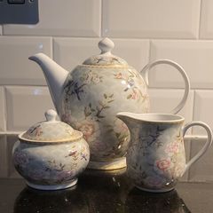 Teapot, sugar bowl & milk jug set