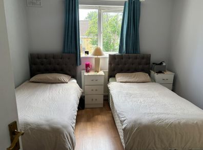 single bed (2 single beds)