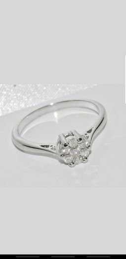 Beautiful 9 ct white gold .25 ct diamond ring