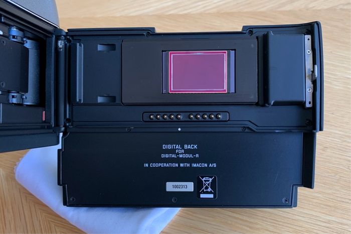 Leica R9 (anthracite finish) with Digital-Modul-R digital back