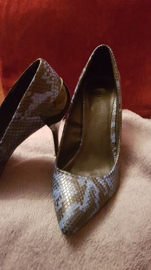 Gorgeous high heels blue black mint condition snake printed leather pointed cool heels size 41/7
