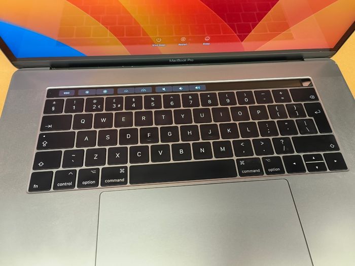 Touch Bar Apple MacBook Pro 15 (2017) 15.4'' Intel i7 @ 2.80 GHz 512GB SSD 16GB RAM Space Grey (Battery Cycle: 232)