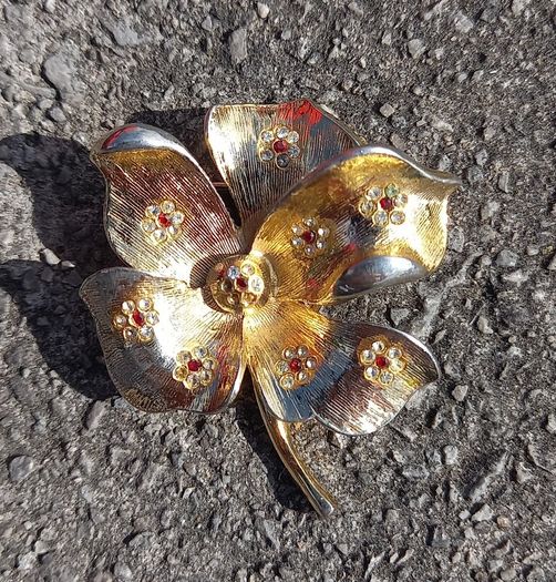 Vintage jewelry is sold individually for 5 to 10 euros