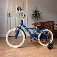 Kids B Twin City 900 Bike Bundle  Helmet  Training Wheels Included