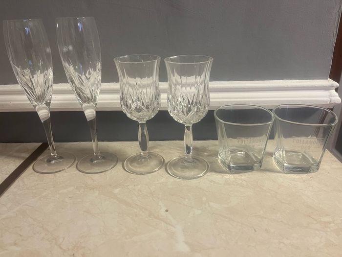 Crystal Cut Flutes, Wine Glasses & Tullamore Dew Whiskey Tumblers (6 Pieces)