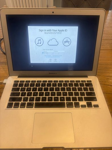 Apple MacBook Air 13 2014 with 110 Battery cycle!