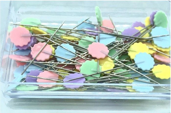 100 sewing pins, patchwork and quilting pins, flower head pins