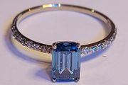 14k Gold ring with 1.32 ct Lab-Grown Diamond, 1.14 ct main blue diamond cerified by IGI and Laser inscripted