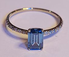 14k Gold ring with 1.32 ct Lab-Grown Diamond, 1.14 ct main blue diamond cerified by IGI and Laser inscripted