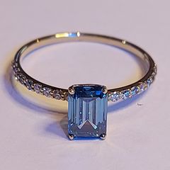 14k Gold ring with 1.32 ct Lab-Grown Diamond, 1.14 ct main blue diamond cerified by IGI and Laser inscripted