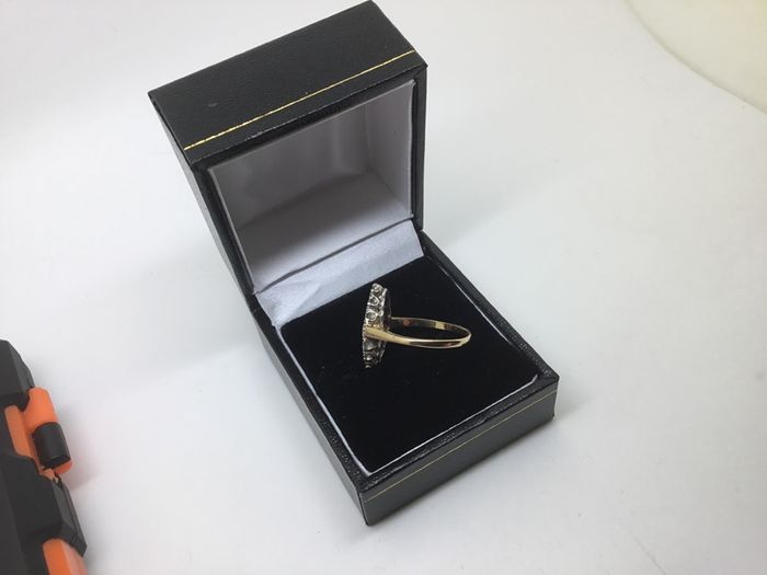 Stunning 9ct Gold Pigeon Blood Ruby & Diamond Marquise Navette ring. Size M 1/2