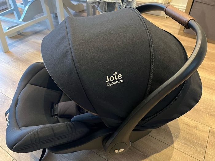 Joie iLevel infant car seat and Joie Encore Base