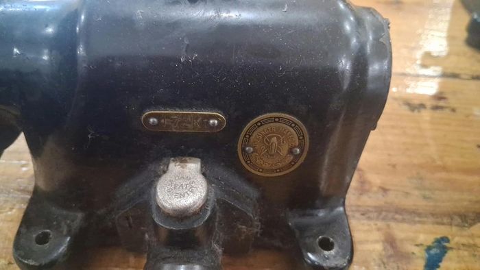 Singer 172K1 Industrial Leather Glove Sewing Machine Head Only