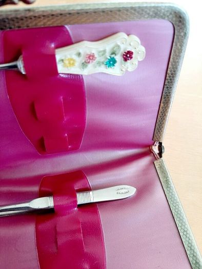 Vintage manicure compact