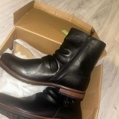 Mens Black leather boots size 8