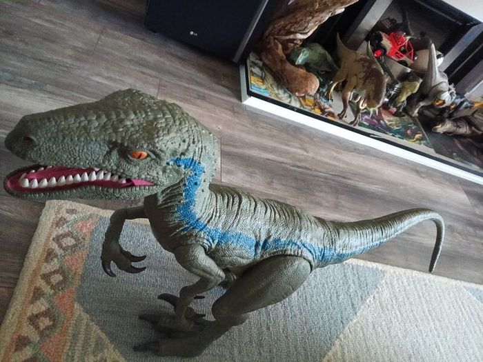 Super Colossal Velociraptor