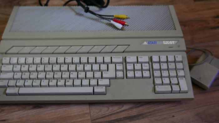 Atari 520st Video Game Keyboard Computer W Mouse  Desktop Vintage (works Well)