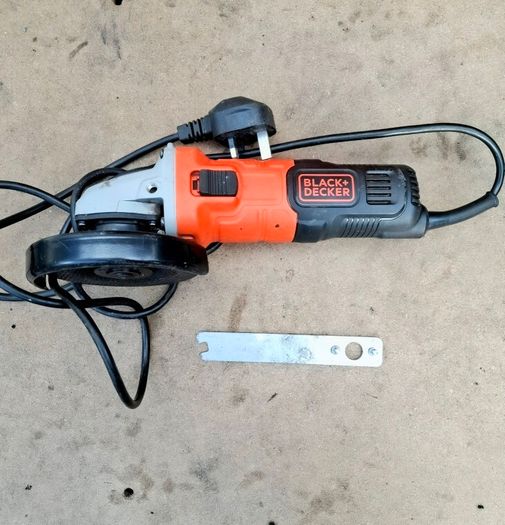 Black+Decker Angle Grinder 710W + Discs & Wire Brush Kit