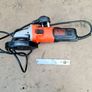 Black+Decker Angle Grinder 710W + Discs & Wire Brush Kit Image 2
