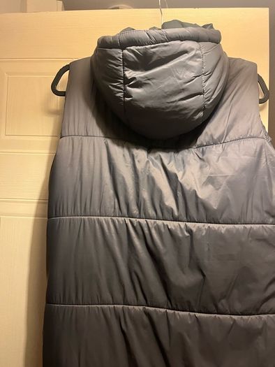 Bench long vest with a hood