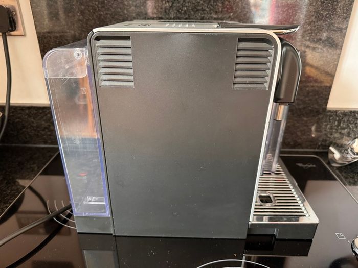 Nespresso De'Longhi Latissima Pro Coffee Machine