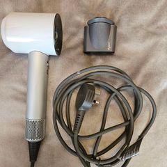 Dyson supersonic hairdryer