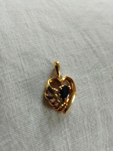 18 CT Gold pendant with Natural Sapphire and  diamonds