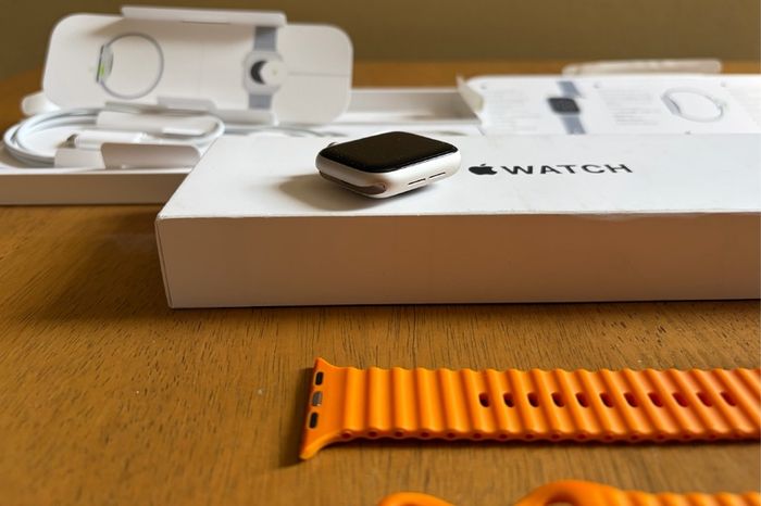 Apple Watch SE 2nd Gen GPS 40mm Starlight Aluminium Case 1 Owner Extras 14pc New Charger Case Strap Band Professional Office Work Lifestyle Fitness Outdoors Elegant Party Event Magnetic Ocean