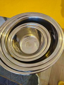 5 mixing bowls various sizes