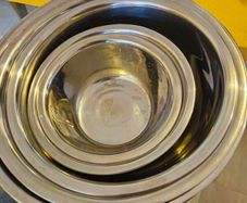 5 mixing bowls various sizes