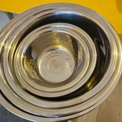 5 mixing bowls various sizes