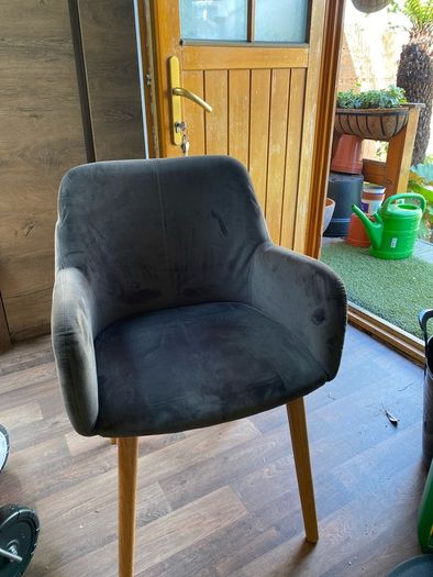 4 Dining Room Chairs
