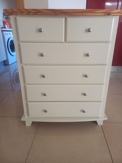 chest of drawers