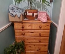 Pine chest of drawers