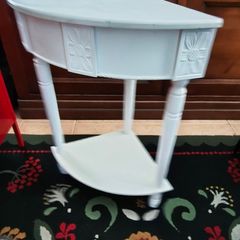 Corner table