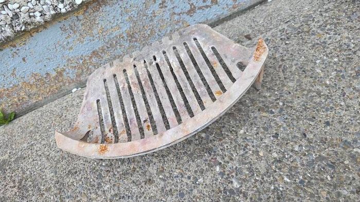 heavy-duty cast iron grate and front grate