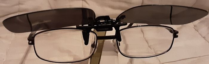 polarised sun glasses ( clip on )