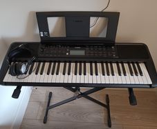 Yamaha PSR-E383 Keyboard + Stand + Headphones - Like New