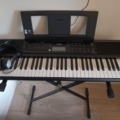 Yamaha PSR-E383 Keyboard + Stand + Headphones - Like New