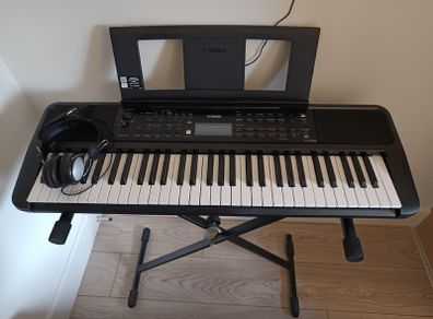 Yamaha PSR-E383 Keyboard + Stand + Headphones - Like New