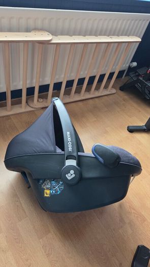 Free Maxi-Cosi Pebble Pro-Size Infant Car Seat & Adaptor for iCandy