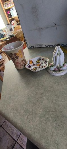 3 different itmes- 1- vintage small ceramic flared vase signed T. Casey 20 .00 euro. 2 - St. George Bone China Trinket small dish/ bowl England 12.00 euro. 3- Miniature Ceramic Praying Hands. 5 inches. White With Pink Flowers On The Base.12.00 euro.