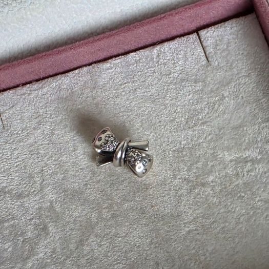 Pandora sparkly bow charm/pendant very good condition