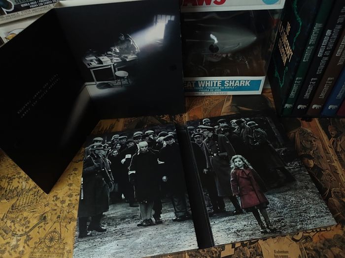 Schindlers List ! DVD ! 2-Disc Edition ! by Stephen Spilberg ! Academy Award Winner for Best Picture ! 2004 !