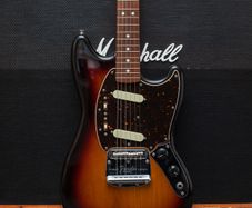 Fender Japan Classic 60s Mustang 2018 - 3 Tone Sunburst